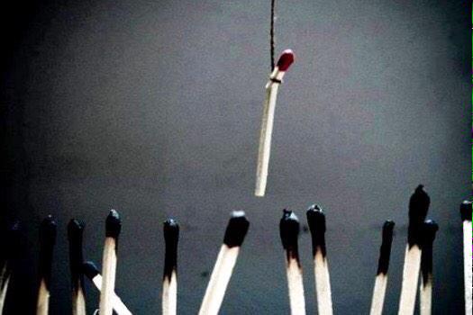 "HAYAT"
Kumar gibidir? birkere kaybedersen hep kaybedersin!...