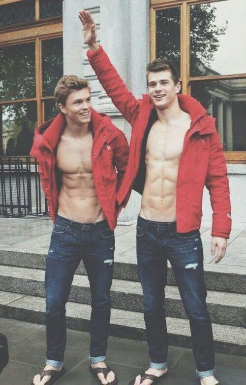 Instaweird's tweet photo. Pourquoi j'aime bien aller chez Abercrombie même si j'achète rien?? Parce que.. http://t.co/DNZuvwVMro