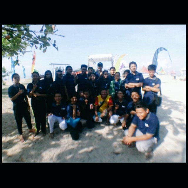 Osis triska bersih bersih pantai mertasari