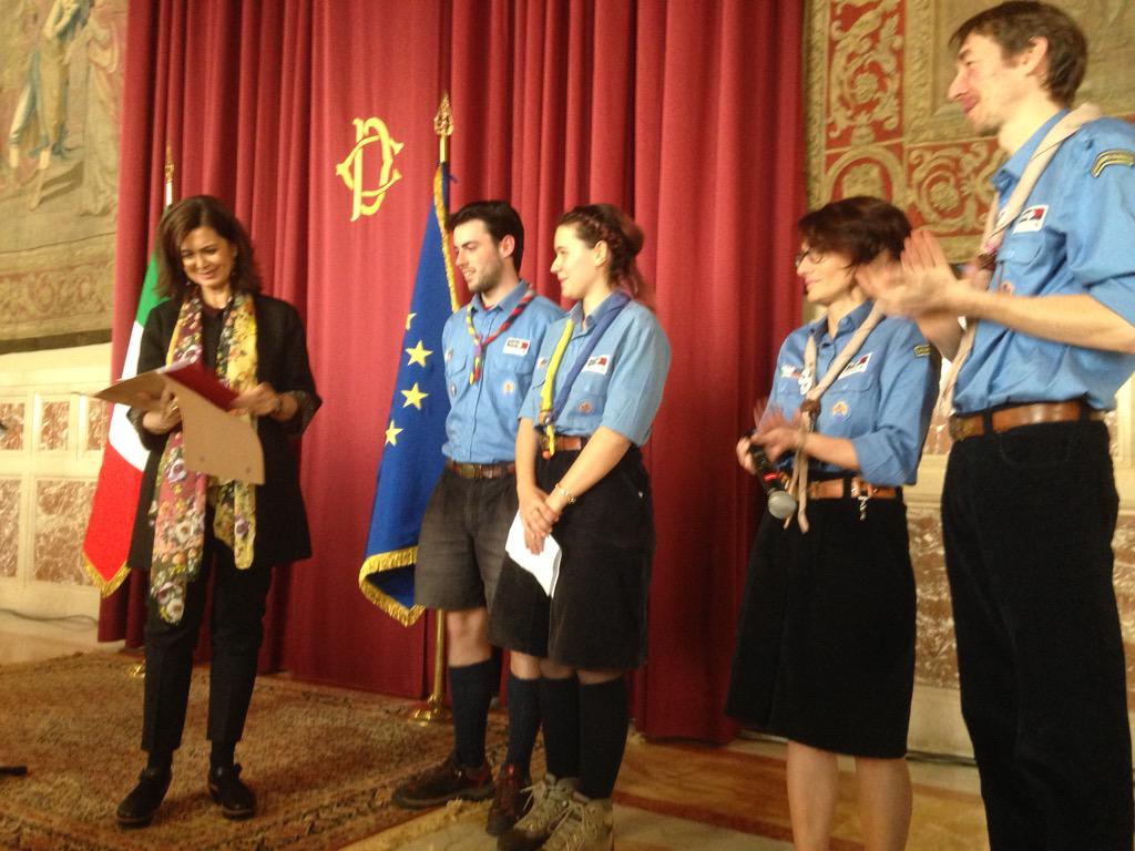 CamminInsieme's tweet photo. @lauraboldrini riceve la #cartadelcoraggio dagli #alfieriallacamera @agesci @routenazionale @Montecitorio http://t.co/NsdqcGsesa