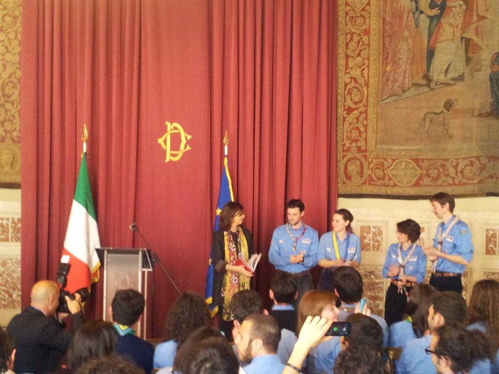 agesci's tweet photo. La presidente @lauraboldrini riceve dagli #alfieriallaCamera la #cartadelcoraggio. @Montecitorio http://t.co/rXOOXDnro1