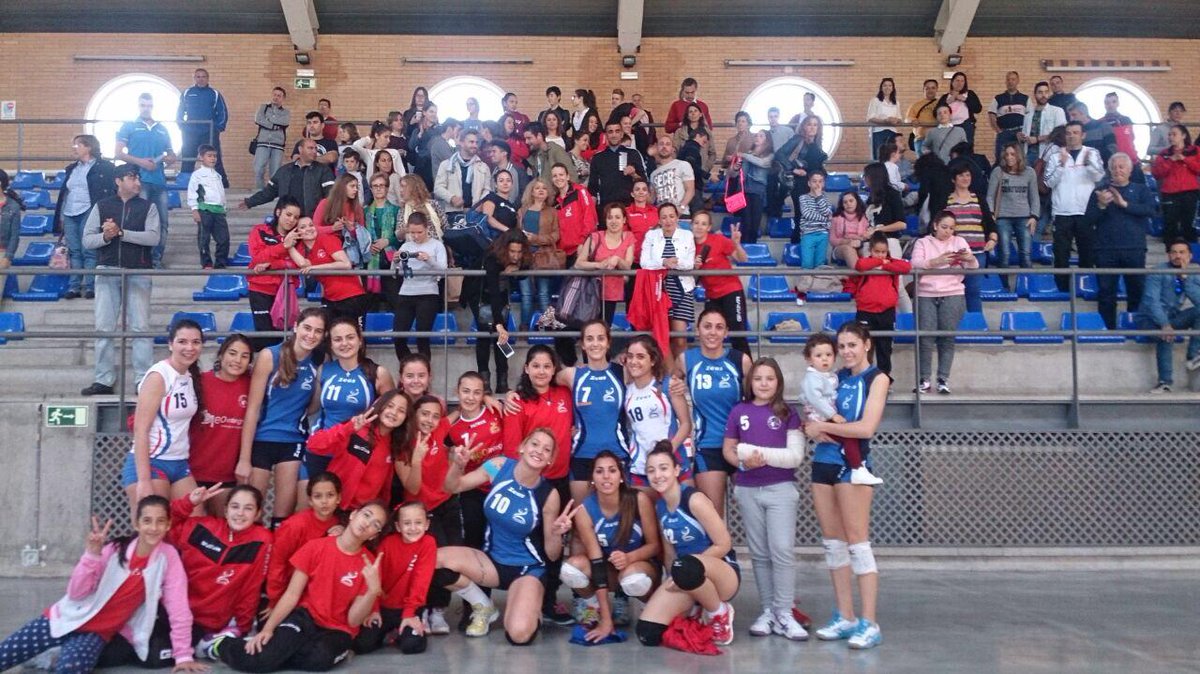 GuadalquivirF's tweet photo. Enhorabuena a nuestras chicas y gracias a esa afición que ha apoyado en tod moment! Sta victoria es de todos!! VAMOS! http://t.co/4oBNChqL7x