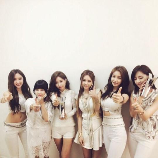 soompi's tweet photo. #Tara Wins Big at China’s Yinyue V Chart Awards
http://t.co/J7chHnqlQB http://t.co/T7tbmcysQv