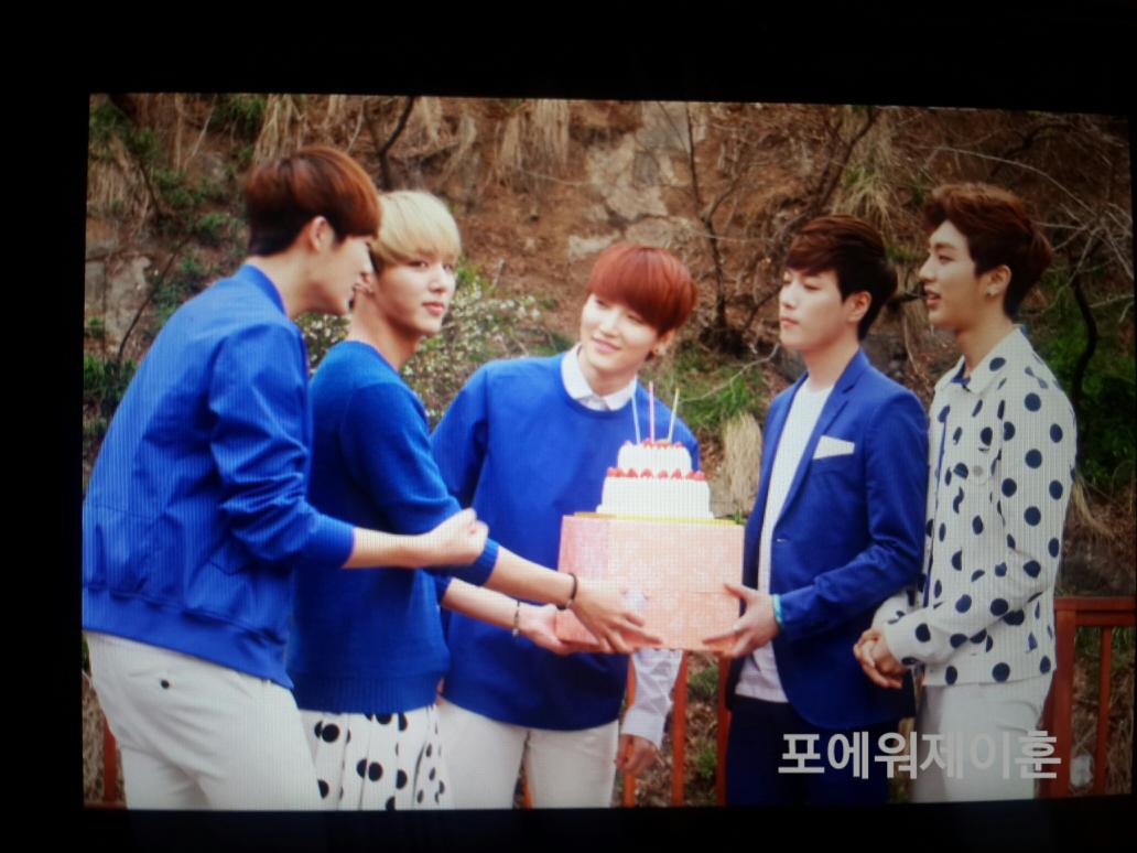 ForeverJhoon's tweet photo. 브리뷰1 150412 인기가요 막방팬미팅 #비아이지 #제이훈 #밤과음악사이 @BIG_GHofficial http://t.co/yc8sTRuxq5