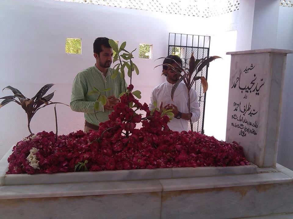 syedkarrarkazmi's tweet photo. @navaidzuberi Jab Tak Na Jaly Deep Shaheedon Kay Kehty Hain Jannat Mai Chiraghan Nhi Hota  #SalamNajeebShaheed #PSF http://t.co/yDSWSUdfnW