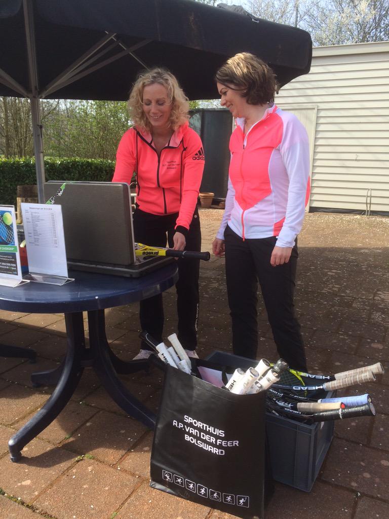 DeDriePosten's tweet photo. Tennisracket bespanning kunt u tijdens de opendag laten meten door Hannie van @SporthuisvdFeer . #bolsward http://t.co/n1lIn9W0J7