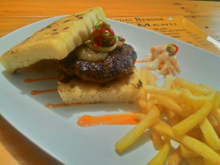 kedaiberisik's tweet photo. Sandwiches Burger Bakar Rp15.000 Roti panggang dan BBQ Beef patties #kulinerbandung #kulinerBDG https://t.co/yfjtjG30uT
