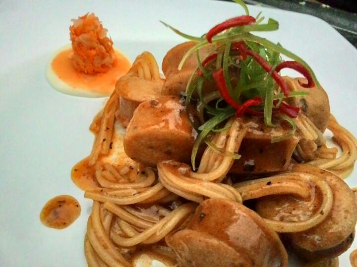 kedaiberisik's tweet photo. Spaghetti Sausage BBQ 15rb Spaghetti saus BBQ, irisan Sosis Bratwurst&amp;parutan keju #KulinerBDG #KulinerBandung https://t.co/4J2wodmfOK