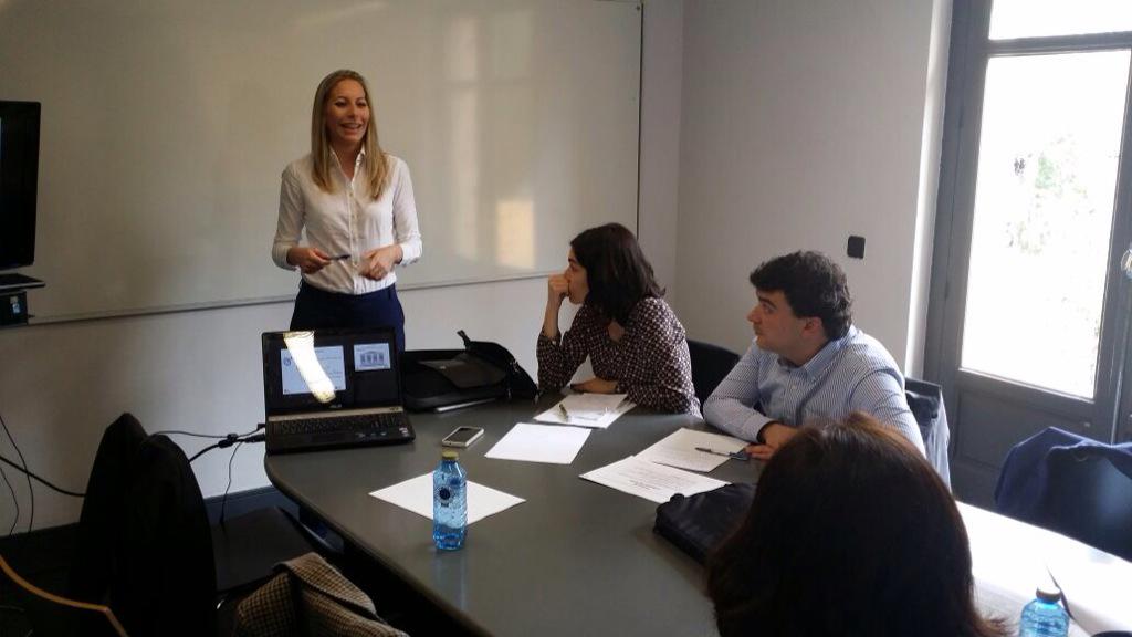 Belentm82's tweet photo. #PDProyectosIE presentación trabajo #comunicación @IEbusiness #trabajoenequipo #workinteam #CommunityManager http://t.co/wWdfRNQf68