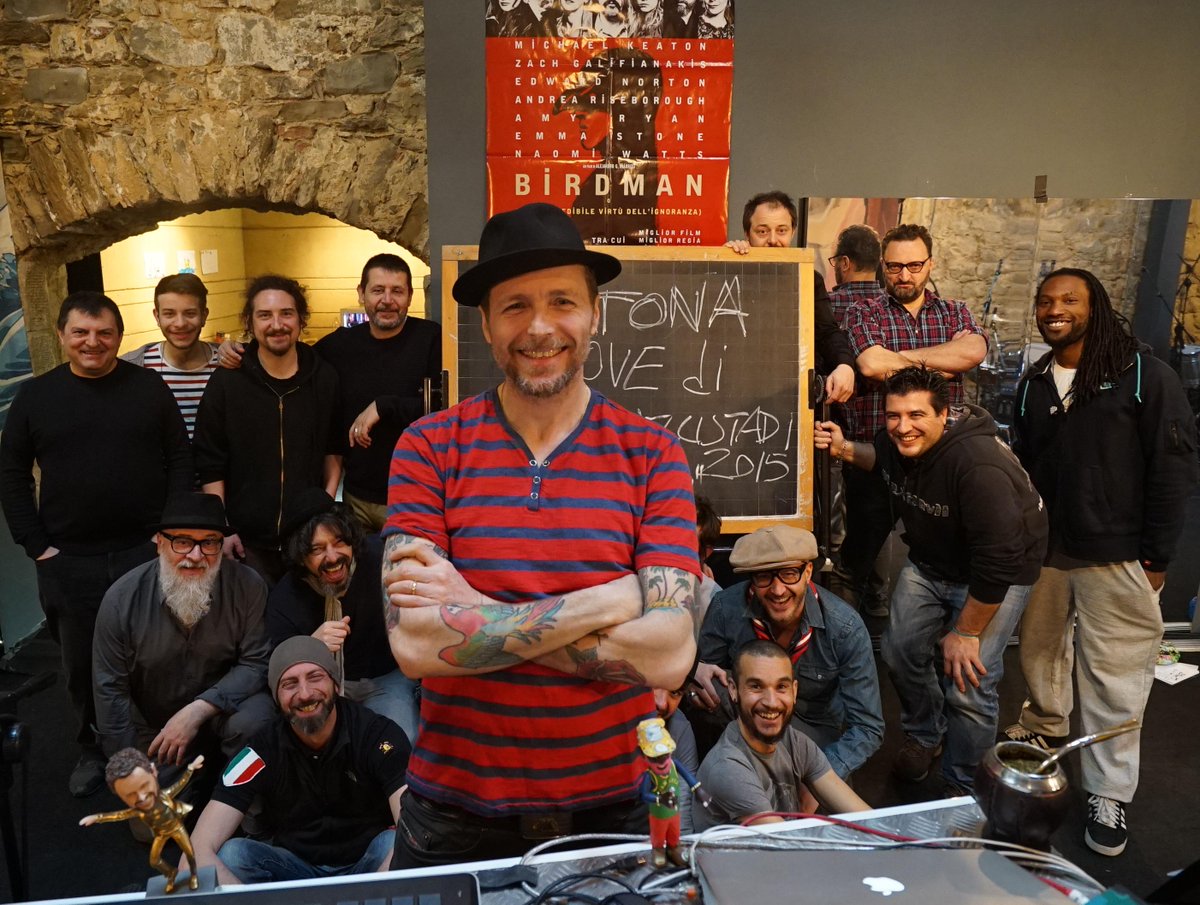 lorenzojova's tweet photo. I Fotonici, The Photonics, Los Fotonicos, Les Photoniques, Die Dotoniken #lorenzoneglistadi2015 http://t.co/nI5uMnO705