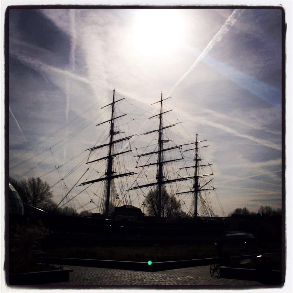 Dogweekender's tweet image. Suns out - Greenwich park with book I think. #Greenwich #greenwichpark #sunsout