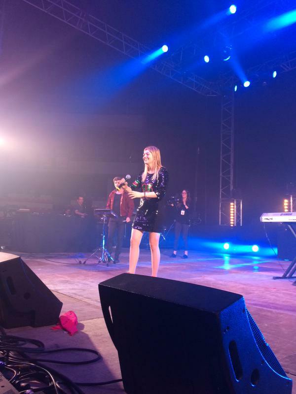LouaneWeb's tweet photo. Louane au #NTMLyon {1/3} http://t.co/tLjj4N2PnF