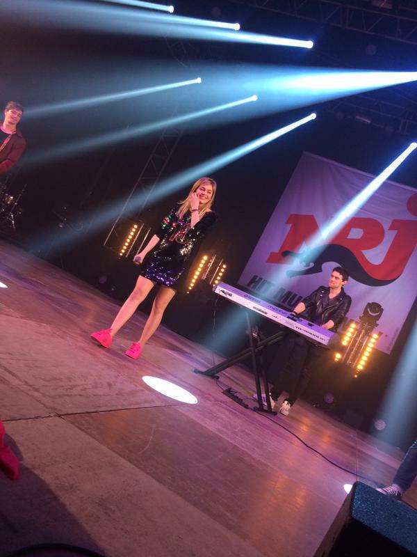 LouaneWeb's tweet photo. Louane au #NTMLyon { 2/3 } http://t.co/GSMnx47uxP