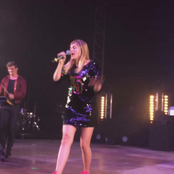 LouaneWeb's tweet photo. Louane au #NTMLyon { 3 / 3 } http://t.co/P2tswsDmOL