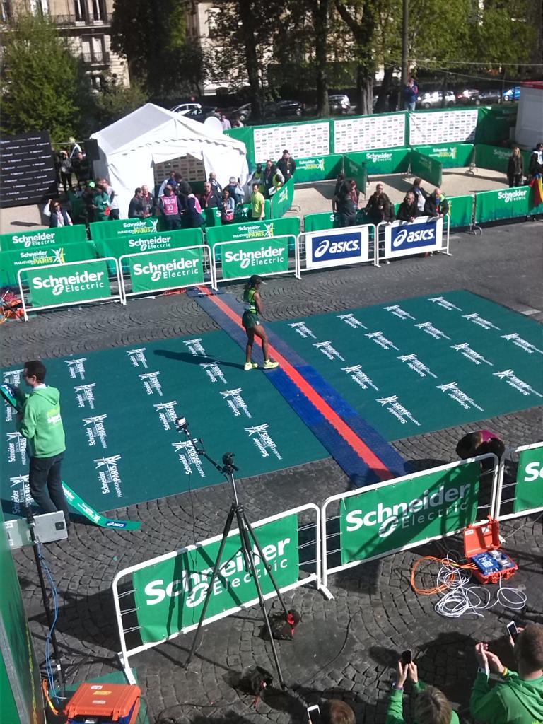 MuyEventos's tweet photo. ¡Viviendo emocionados el #ParisMarathon! Aquí la primera mujer en llegar a meta en poco más de 2 horas @SchneiderES http://t.co/UP7Jq5aG1V
