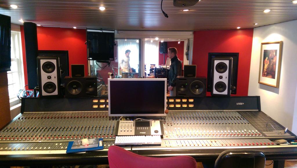atyourthrone's tweet photo. Actie! Alex trapt zo af met drums #thegodstory http://t.co/F0c2sFFAFu