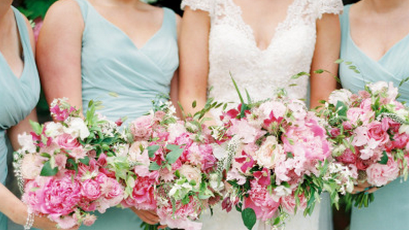 This is a true Irish fairytale wedding: 
stylemepretty.com/2014/12/11/int… 
Photo: Peaches &amp; Mint