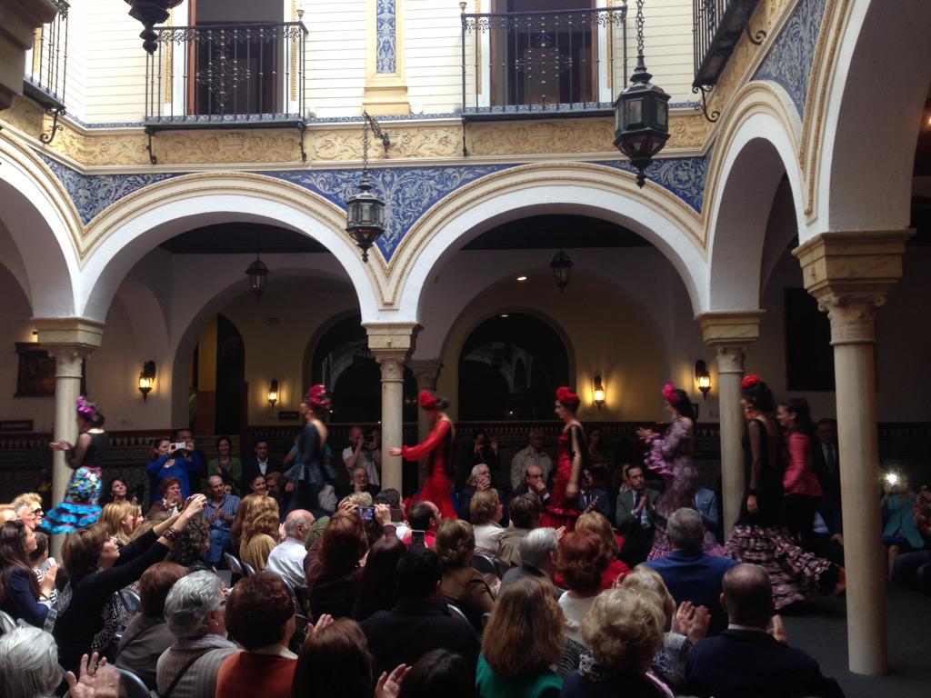 hdadlaestrella's tweet photo. Gracias a Leticia Lorenzo, el @cmisevilla y @DelTurrunuelo por el desfile benéfico que acaba de celebrarse. http://t.co/oZphNWTC0O