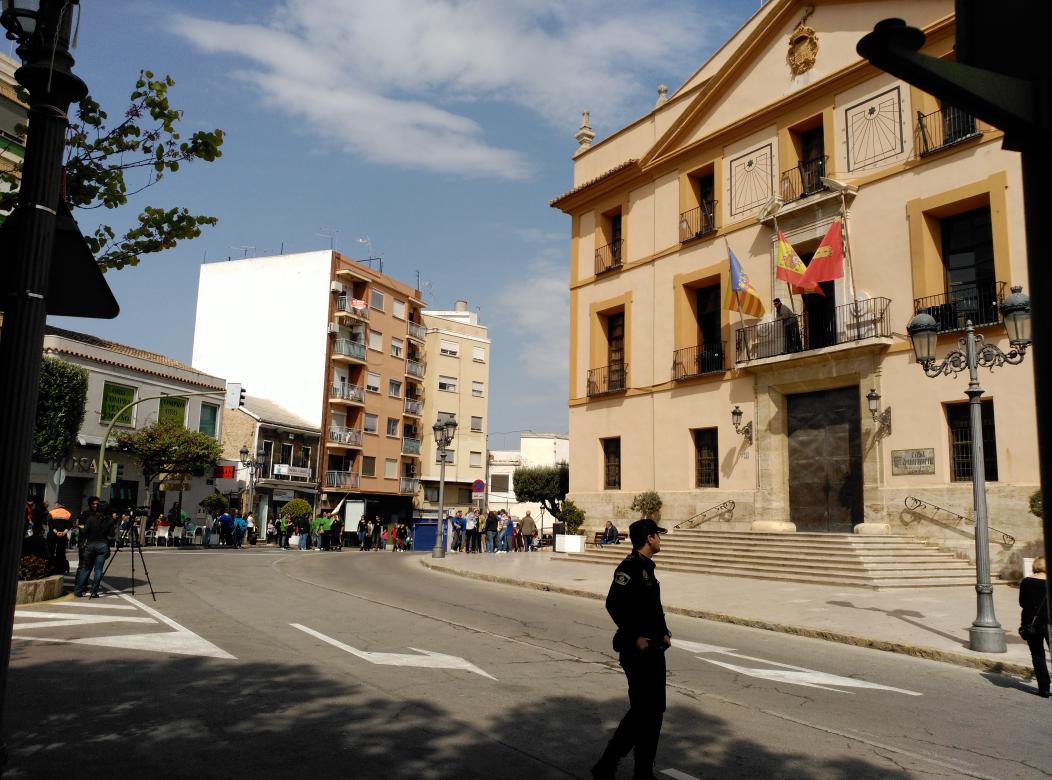 PenyaElBouet's tweet photo. Esperant el Pregò del #MigAny2015 @Intercomparsas http://t.co/l5kF030tp6