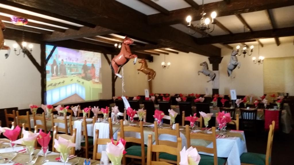 ThePonyInn's tweet photo. Photos from our #ladiesday for #TheGrandNational . Great day yesterday #packthepone #maketheponypink #PinkLadies http://t.co/vk6Ke63970