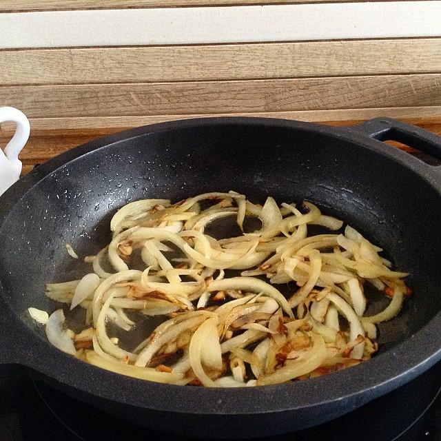 Empezando con el goulash para calentar este día desapacible #hoycomemosbien #goulash scontent.cdninstagram.com/hphotos-xaf1/t…