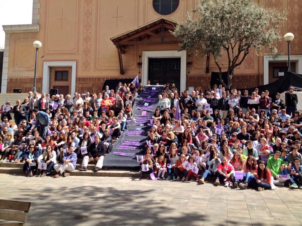 eespurna's tweet photo. Foto de família de l'Esplai a la celebració del 40è aniversari! #40espurmes #somesplai http://t.co/ZIoe2lxckE