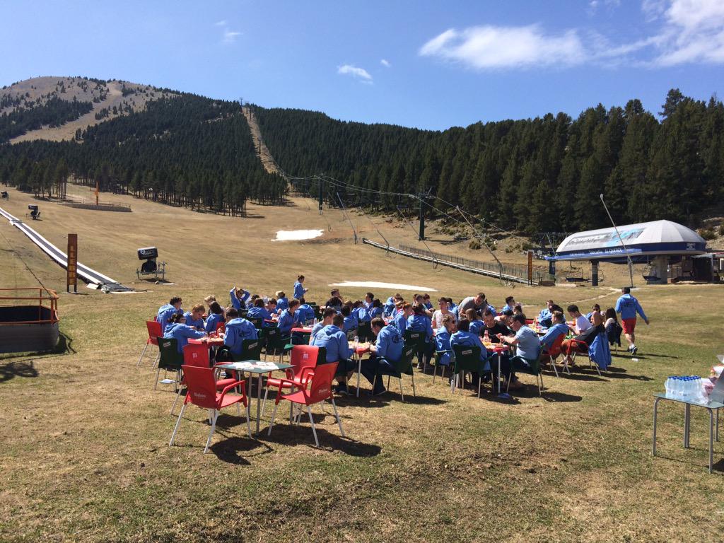 CharlesvanGoch's tweet photo. #INFLOW #miseenplace lunch on the skipiste #laComaiLaPedra no snow only 80 highly motivated Inflowers #lifeisgood http://t.co/at9rXNGHwu