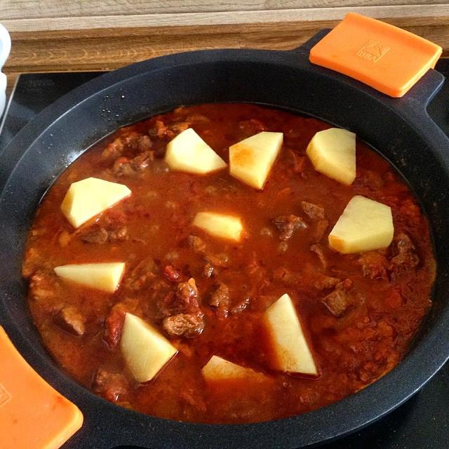 Y por último unas pataticas para los que no estén a dieta...#goulash #hoycomemosbien scontent.cdninstagram.com/hphotos-xaf1/t…