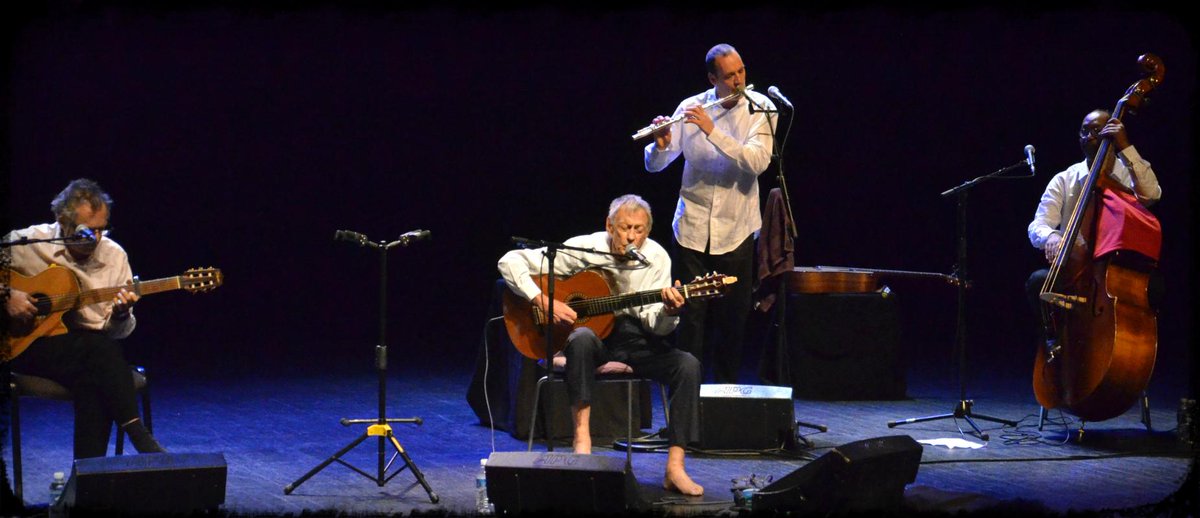 GuiheneufS's tweet photo. Salle comble à #PontlAbbé pour le tour de chant de Graeme Allwright (photo SG)  #musique http://t.co/O8mOC1Nw9A