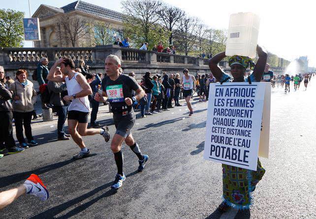 LesVraiesImages's tweet photo. Cette femme s'appelle Siabatou Sanneh, et a couru le marathon de Paris avec cette pancarte. Enorme respect à elle. http://t.co/FbU8TYPvdM