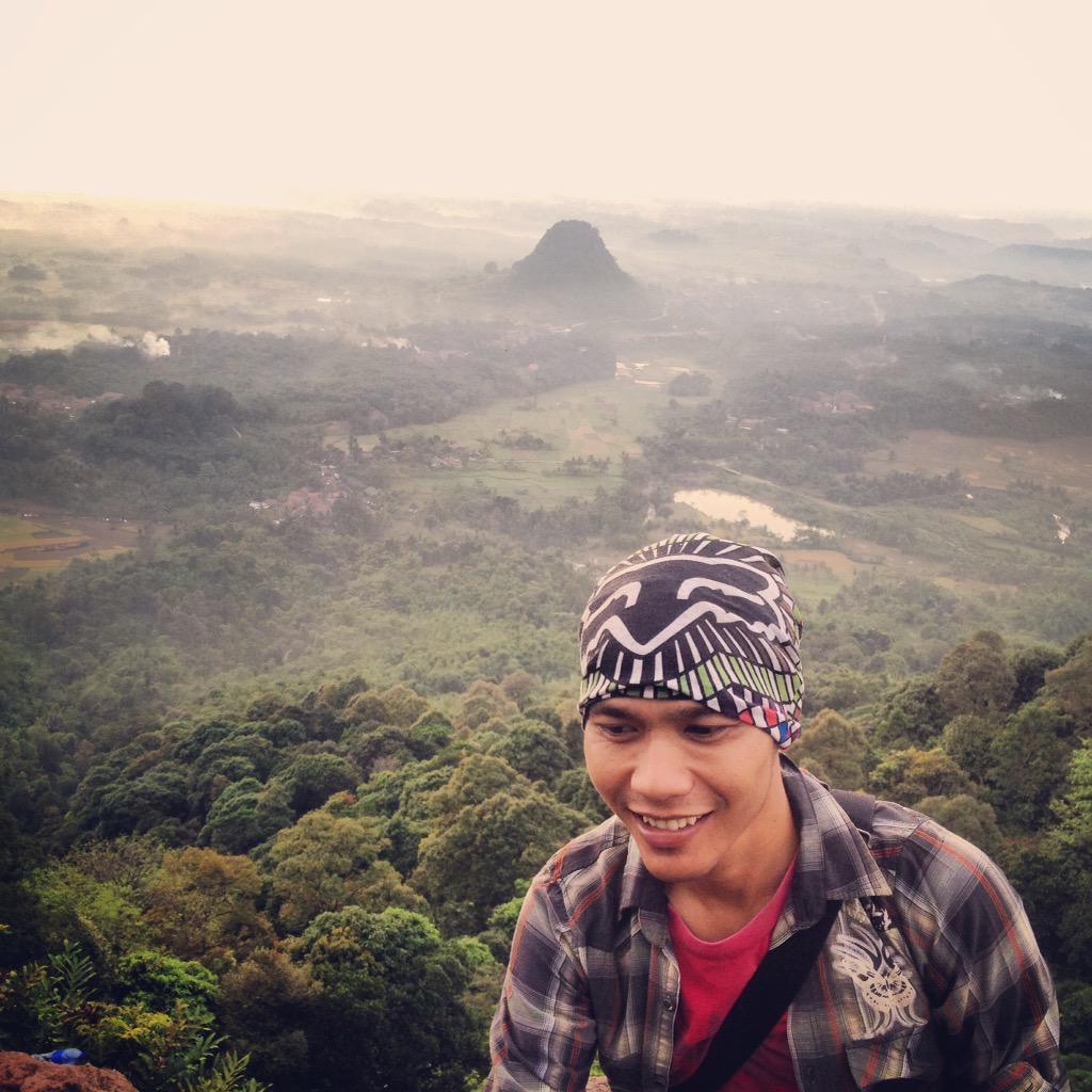AyiTriad's tweet photo. #pendaki #gunung #mountain #hiking #traveling #munara #bogor #indonesia http://t.co/gqVmzTmu2Q