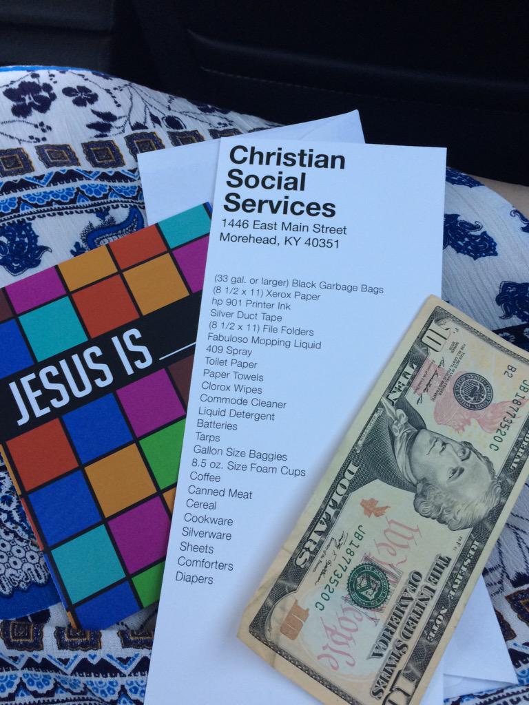 bowling_gracie's tweet photo. $10,000 was handed out throughout the congregation at @CrosspointKY! Giving back to the community 💕 #supportdrive http://t.co/FXX9yX0UYu