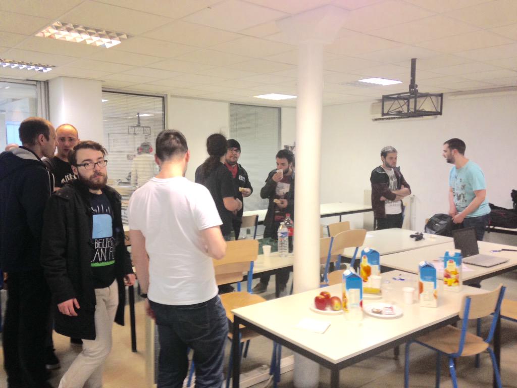 ecolemultimedia's tweet image. Moment de répit pour les Gamers durant la délibération du Jury...Soyons patients @ecolemultimedia #HTML5GAMEJAM
