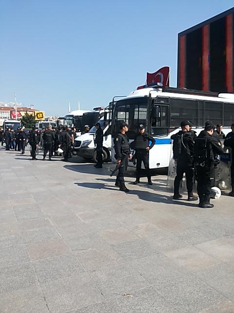 Bakırköy Özgürlük meydanındayız. Firavunun adamlarıda burada