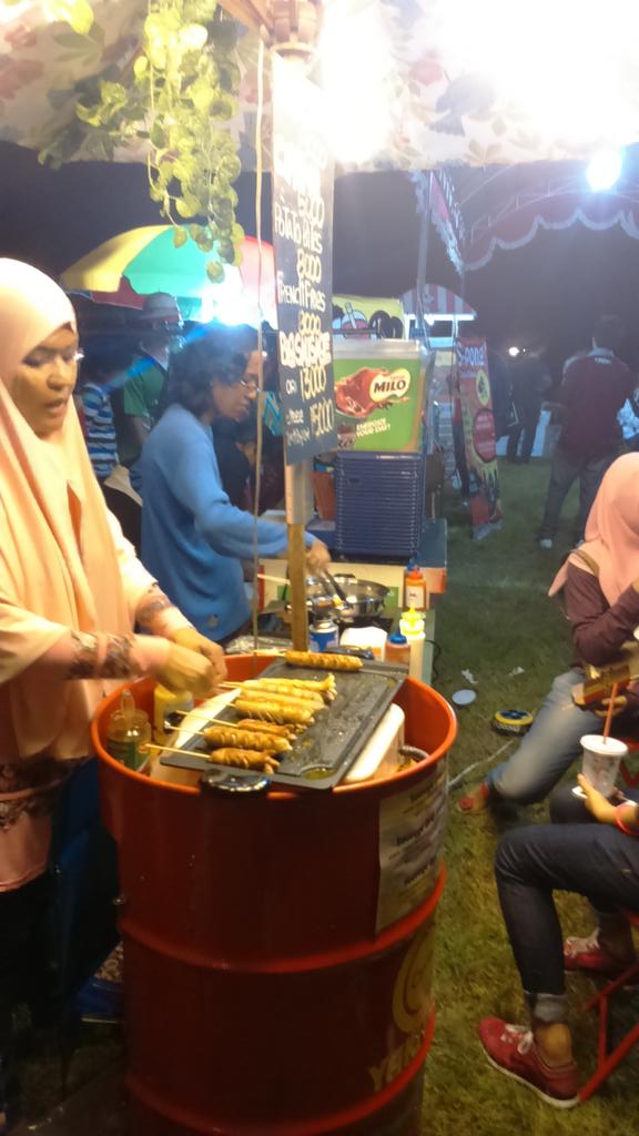 Yang lapar bisa datang ke sebelah kiri panggung :))