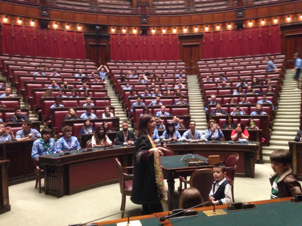 CamminInsieme's tweet photo. Gli #alfieriallaCamera seduti sui banchi dei #deputati ascoltano @lauraboldrini @routenazionale @agesci http://t.co/wPvyCEqEvJ