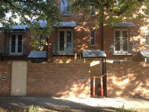 InternoMel's tweet image. Front wall- done. Well done boys. And added double brick, steel rod and concrete reinforcement.