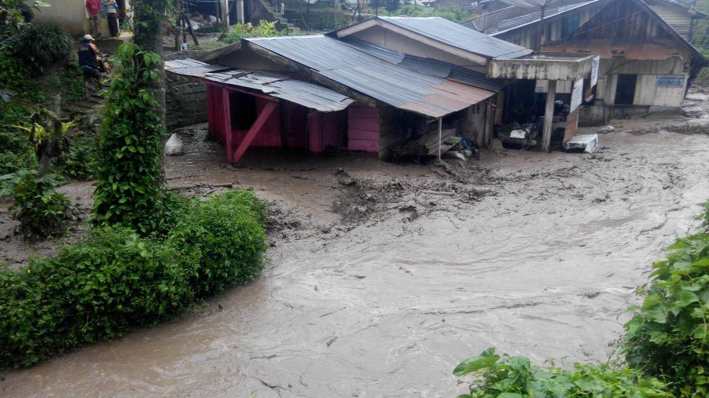 Doakan. Doakan, selamat mereka

BANJIR LAHAR di desa Perbaji Gunung Sinabung

Foto FB Dedi Vernandho