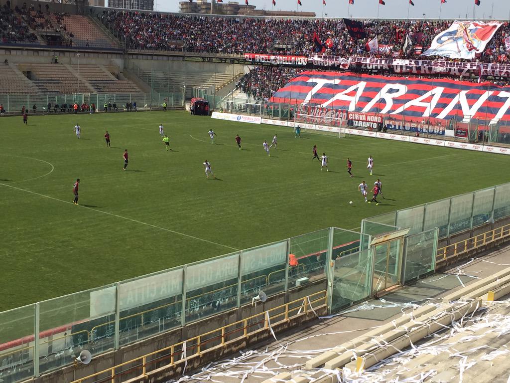 taras706ac's tweet photo. Spettacolo allo Iacovone partita iniziata #TarantoPotenza #Taranto lotta e vinci http://t.co/1pNNBzbh8d