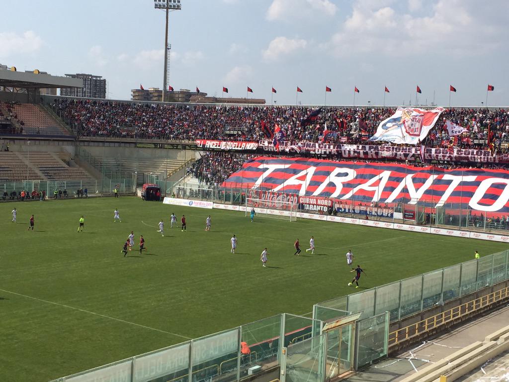taras706ac's tweet photo. Spettacolo allo Iacovone partita iniziata #TarantoPotenza #Taranto lotta e vinci http://t.co/1pNNBzbh8d