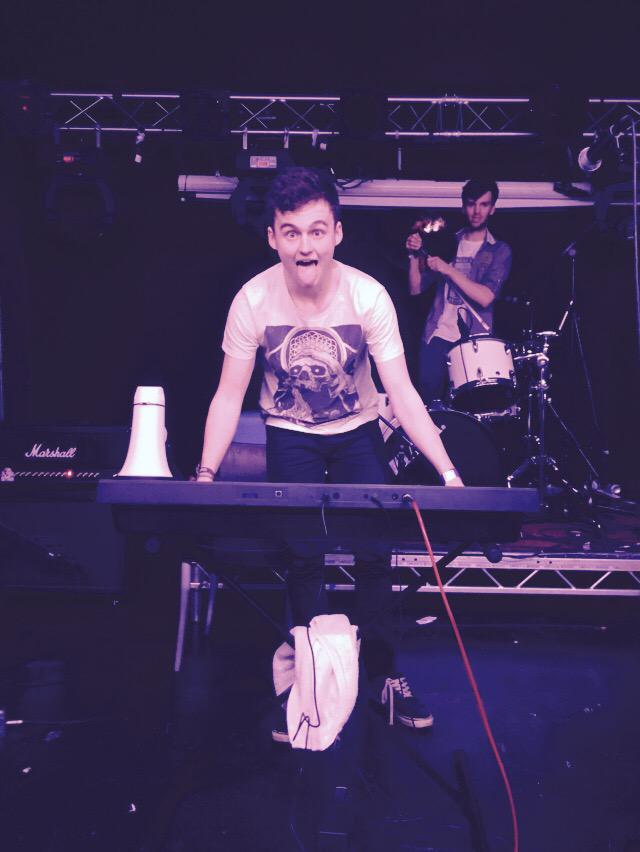 hannahrosec_'s tweet photo. my fave @_richardcory singing last night, can't get over how good that new song was, and that gorillaz cover. love u http://t.co/gkjo2mhJiA