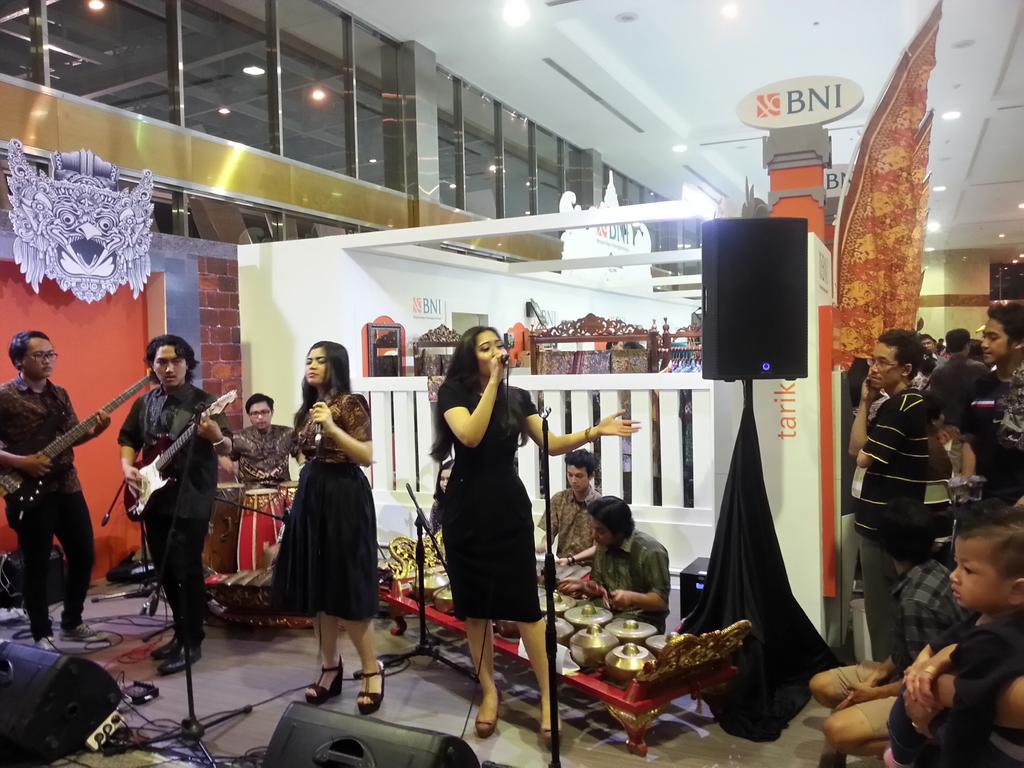 <a href="/gamelONE_/">GamelONE</a> entertaining the visitors on last day <a href="/theINACRAFT/">INACRAFT</a> at Kampoeng <a href="/BNI46/">BNI</a> <a href="/atmprima/">atmprima</a> #BNIATMPRIMA #BNIINACRAFT