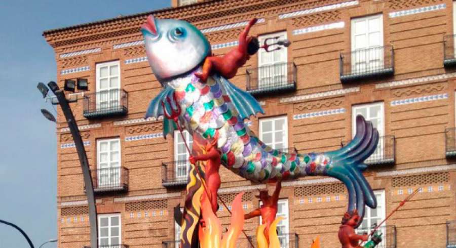 antena3com's tweet photo. Un total de 84 personas resultan heridas en el Entierro de la Sardina en Murcia
http://t.co/36T0467Xkx http://t.co/lUWIfWMA4p