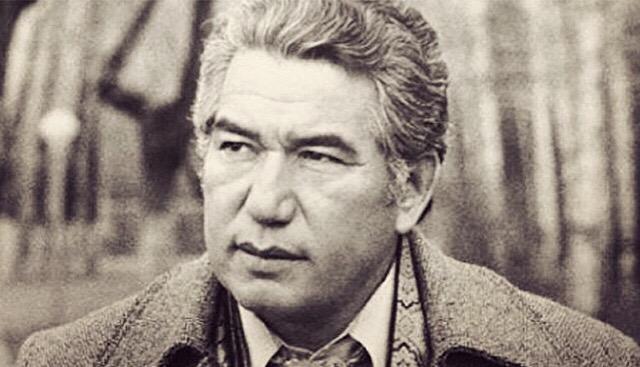 İnsan her şeyi anlatamaz, zaten kelimeler de her şeyi anlatmaya yetmez.

Cengiz Aytmatov