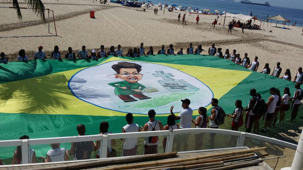giuelile's tweet photo. O bandeirão da Educação Física é o maior destaque dessa manifestação. cc @RadarCostaVerde @LeiSecaRJ http://t.co/OaWjJuznRH