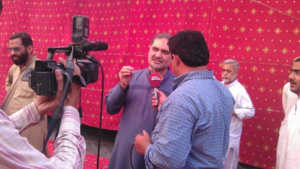 JIPOfficial's tweet photo. امیر جماعت اسلامی کراچی حافظ نعیم الرحمن  جلسہ گاہ میں میڈیا سے گفتگو کرتے ہوئے
#SirajInNA246 http://t.co/xfLowrpIag