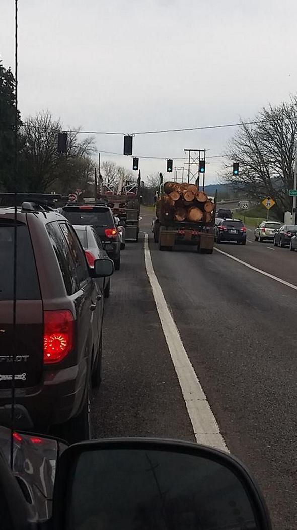 9GAG's tweet photo. Everyone in the left lane has seen Final Destination 😂 http://t.co/tugHPymH15