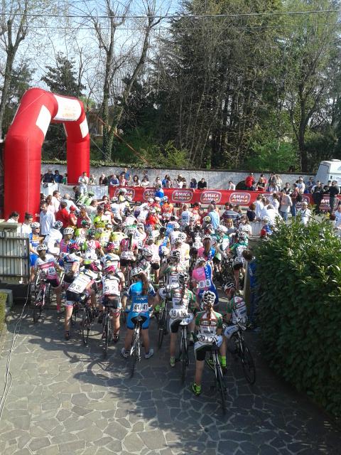 fabighil1's tweet photo. Allieve in attesa del via http://t.co/vBgPap1BbX