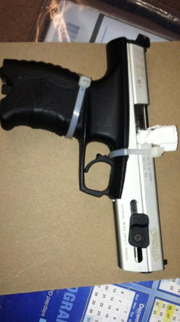 NYPDnoticias's tweet photo. Policías del @NYPD23Pct en #Manhattan protegiendo, arrestaron a un individuo con esta arma de fuego. #ElBarrio http://t.co/e8IY3Io6CV