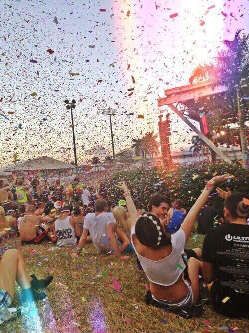 tommyfarrow1's tweet photo. Coachella vs V festival http://t.co/Qb6uVZaDqZ